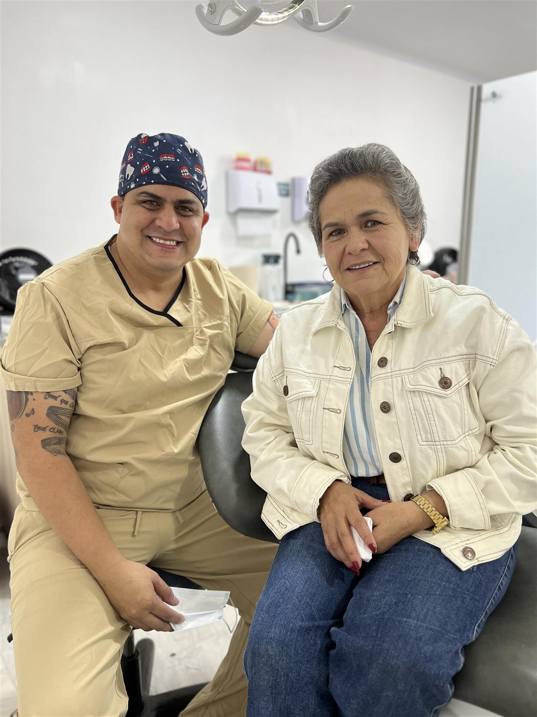 Especialista junto a paciente satisfecha