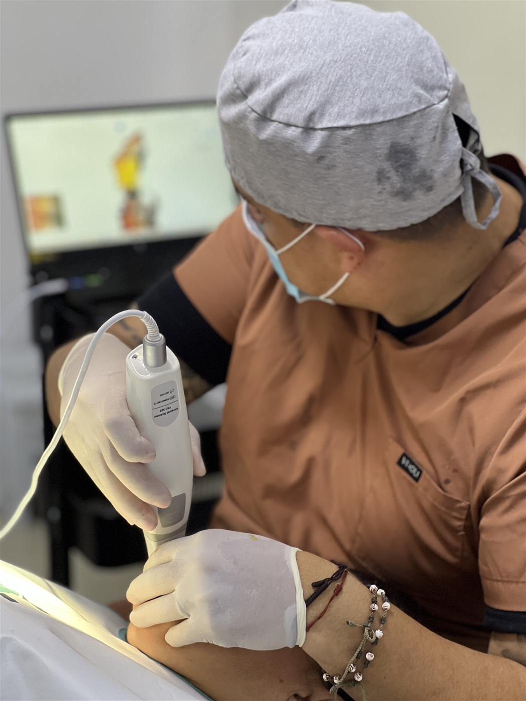 Especialista usando escáner intraoral 3D