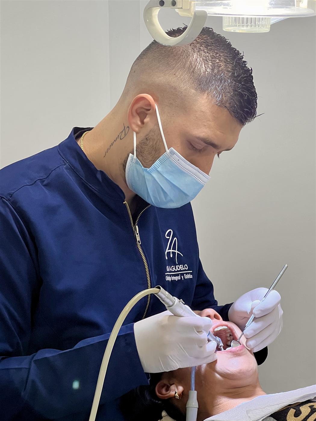 Dr. Luis Agudelo atendiendo a un paciente