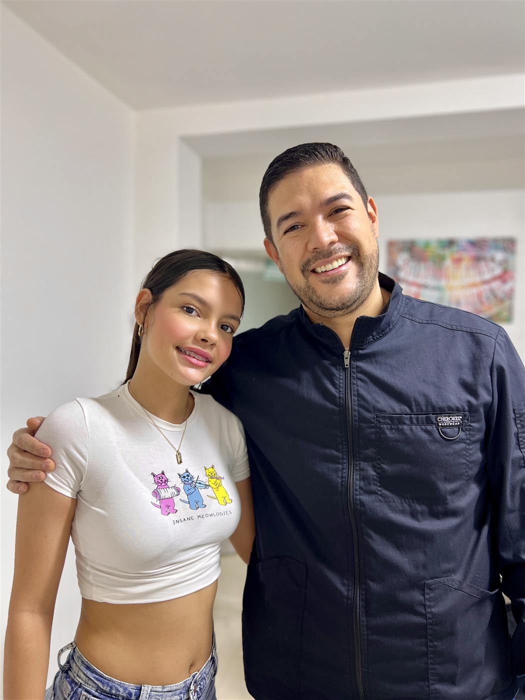 Paciente joven sonriendo junto al Dr. Echeverry