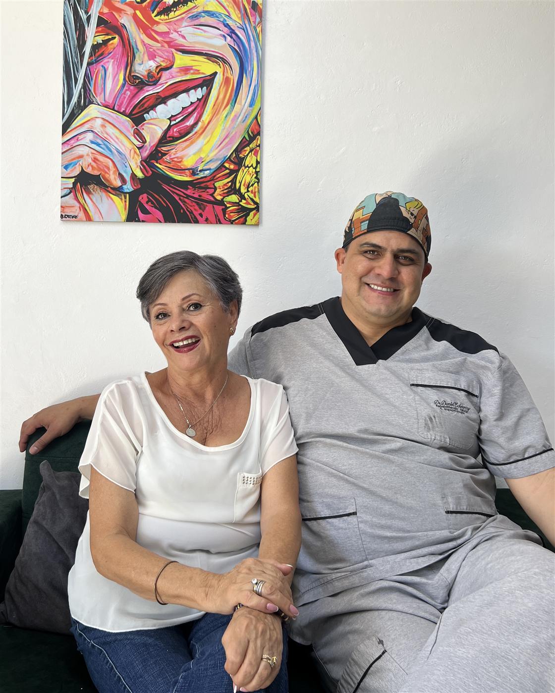 El Dr. Daniel Echeverry acompaña a una paciente sonriente